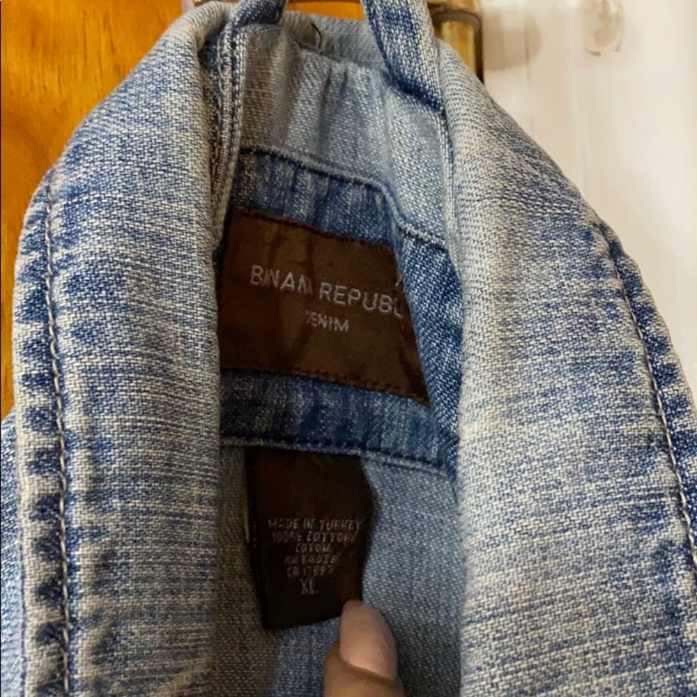 BANANA REPUBLIC UNISEX DENIM JACKET LIGHT BLUE!😍
